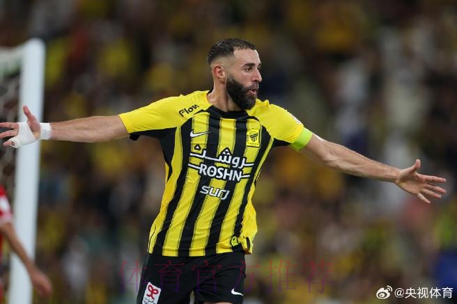 王的惩罚!本泽马刷爆历史 霸气!巴萨球员也夸他